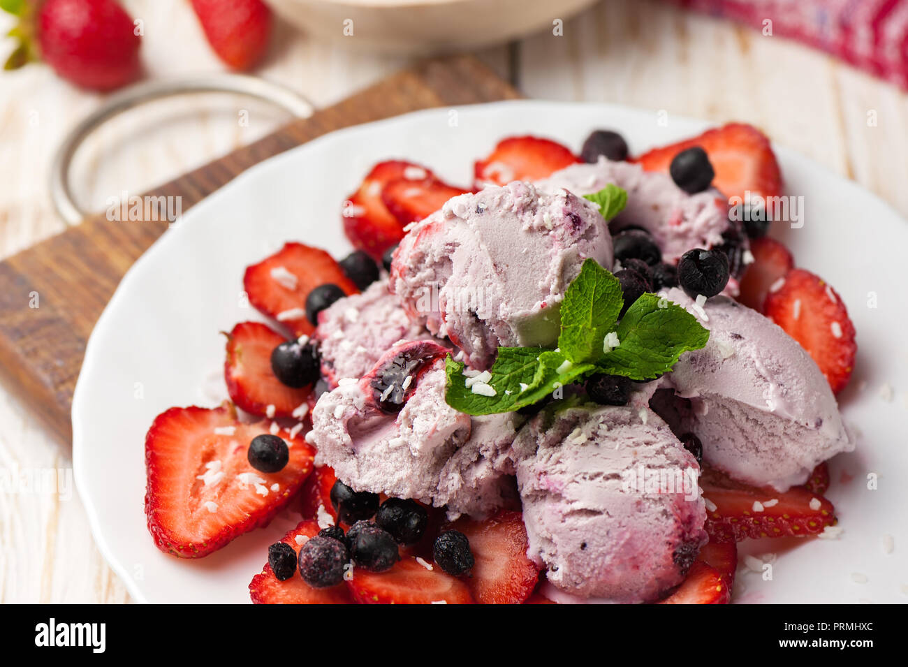 Eis mit Beeren, Erdbeeren und Minze. Stockfoto