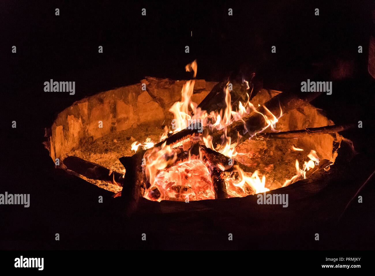 Lagerfeuer an touristischen Camp an der Natur in den Bergen Stockfoto