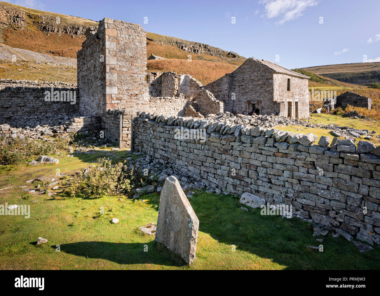 Crackpot Halle Gebäude aus Stein in der Nähe von Keld in Swaledale North Yorkshire ruiniert. Die Ruine eines Bauernhaus wurde vor 50 Jahren aufgegeben. Stockfoto