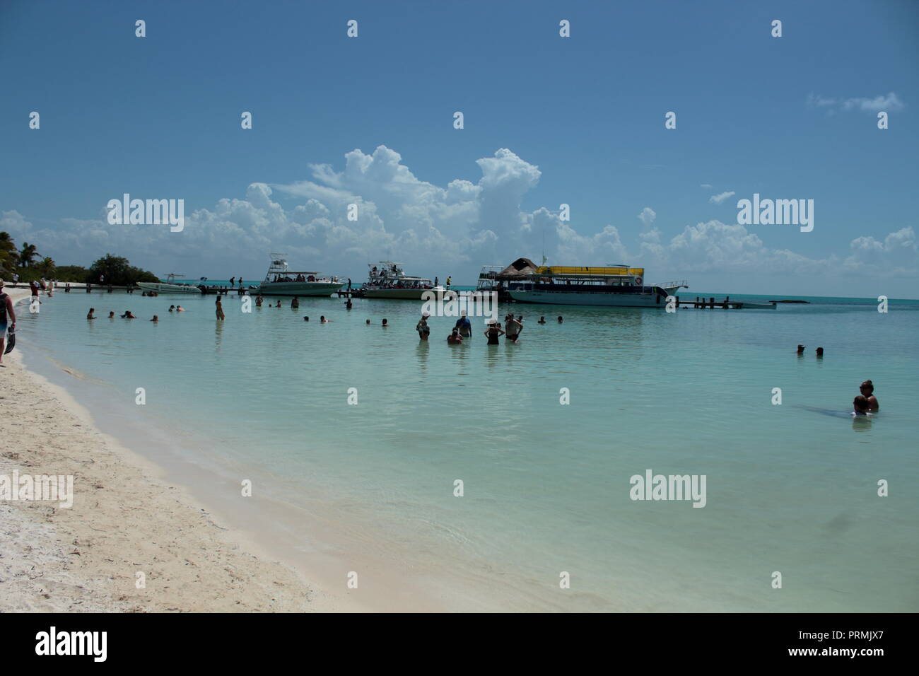 Touristen, die in der Isla Contoy in Mexiko geschützt seit 1961, jetzt im Besitz von der mexikanischen Bundesregierung und der Zugriff ist auf 200 Besucher begrenzt Stockfoto