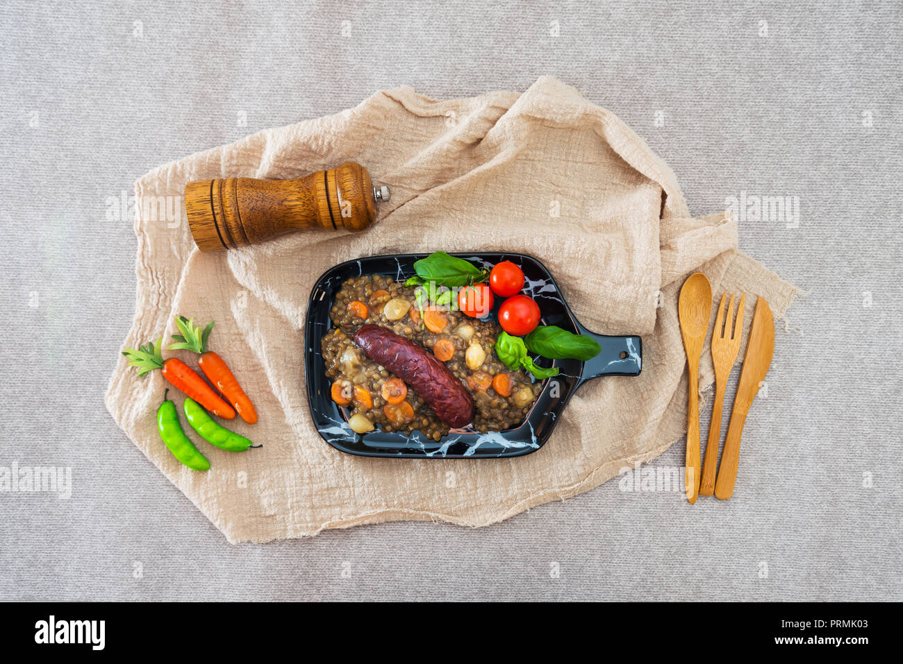 Hausgemachte Wurst gekochte Linsen mit Baby Zwiebeln und Möhren Stockfoto