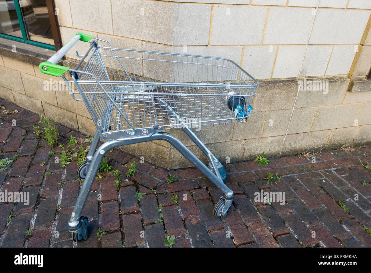 Verlassen shopping Trolley Warenkorb, Großbritannien Stockfoto
