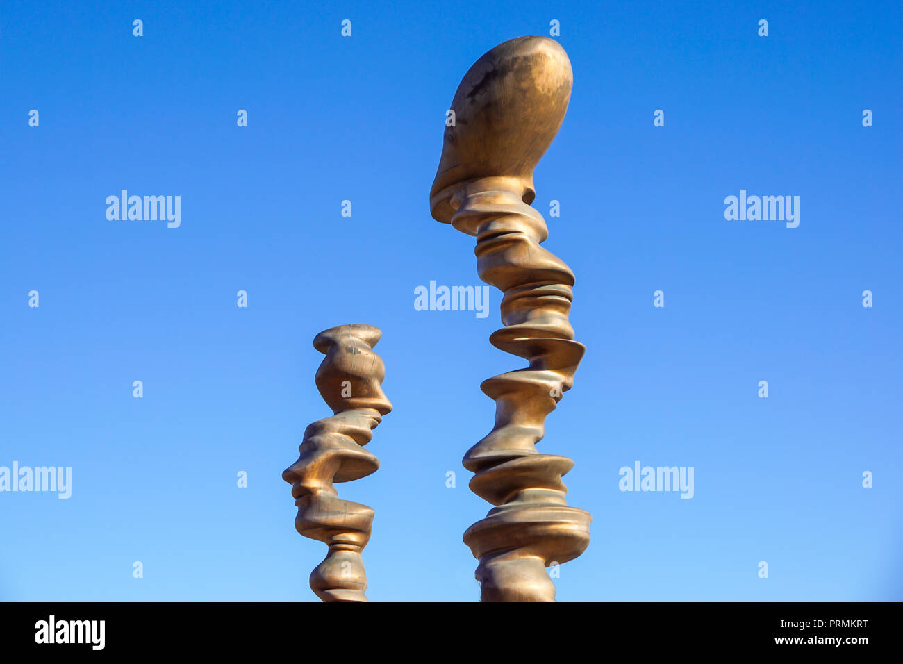 TURIN, Italien - Juli 28: Maratona Tower, die Olympischen Kessel von Turin 2006 und die drei Bronze Skulpturen von Tony Cragg, Olympiastadion Grande Torino, 28. Juli 2016. Stockfoto