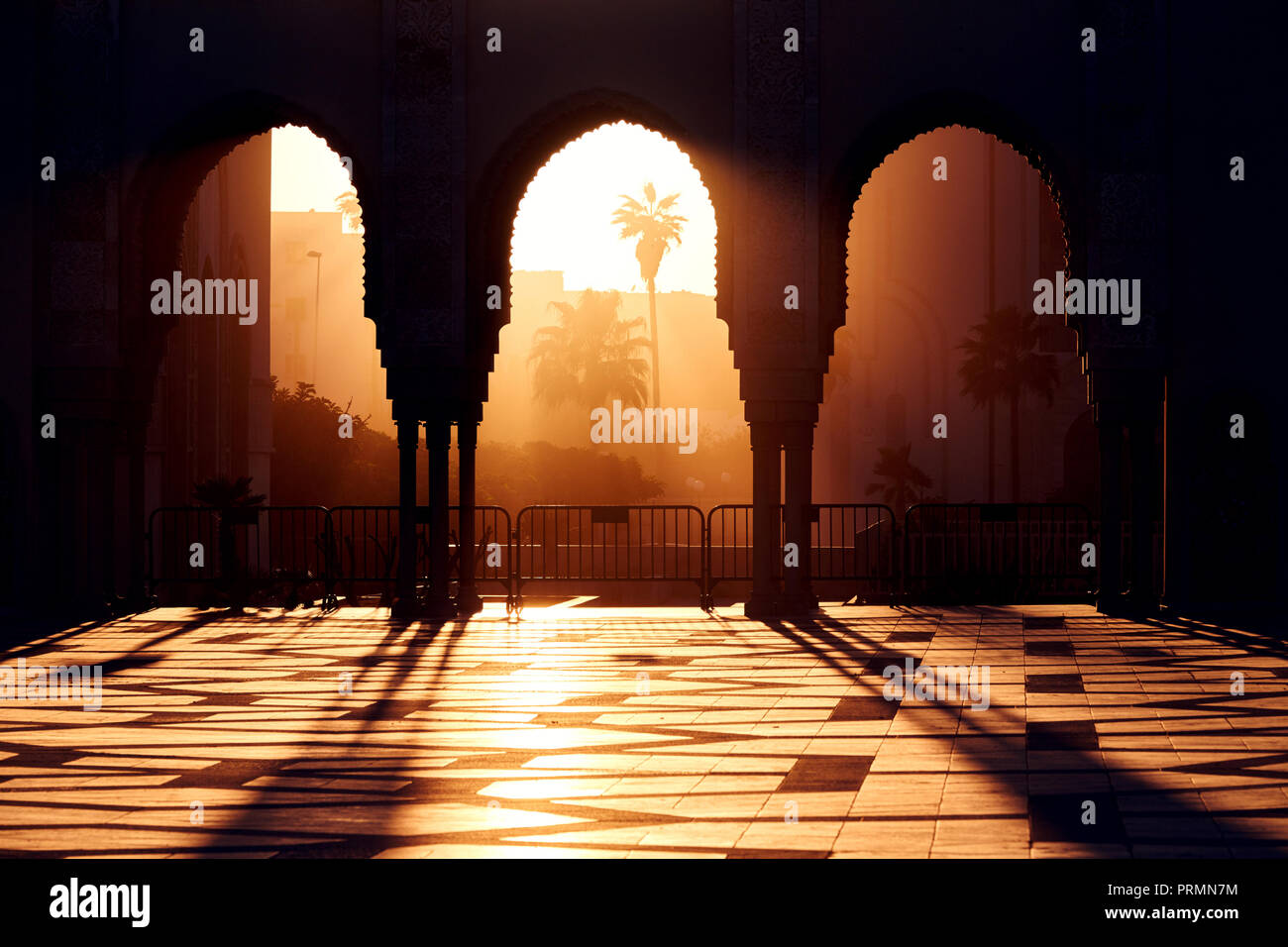 Große Moschee von Hassan 2 bei Sonnenuntergang in Casablanca, Marokko. Schöne Bögen der arabischen Moschee in den Sonnenuntergang, Sonnenlicht Strahlen Stockfoto