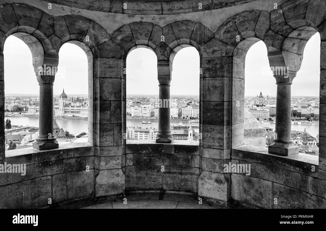 Blick auf die Donau und das ungarische Parlament von den Bögen der Fisherman's Bastion, Budapest, Ungarn Stockfoto