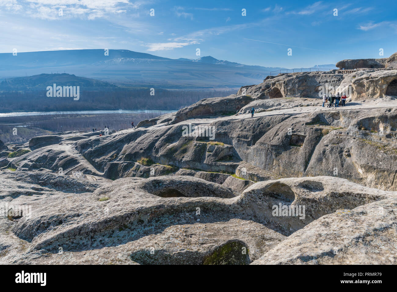 Uplistsikhe, einer alten Felsen gehauene Stadt im östlichen Georgien. Auf einem hohen Felsen errichtet linken Ufer des Mtkvari River, die Strukturen aus dem frühen 20. Stockfoto