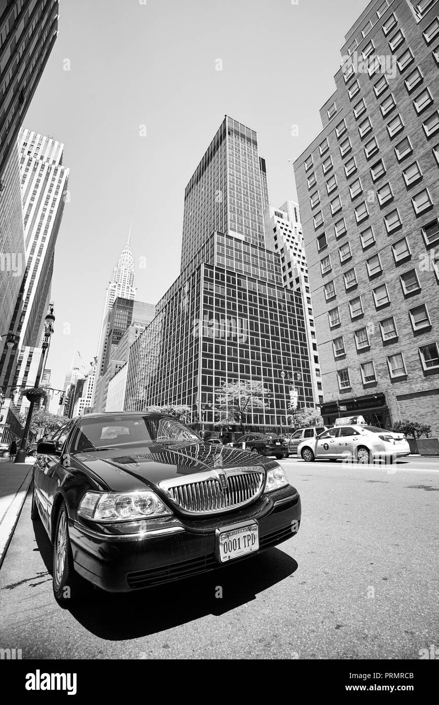 New York, USA - 30. Juni 2018: die schwarze Limousine an der East 42nd Street in Manhattan Wolkenkratzer im Hintergrund geparkt. Stockfoto