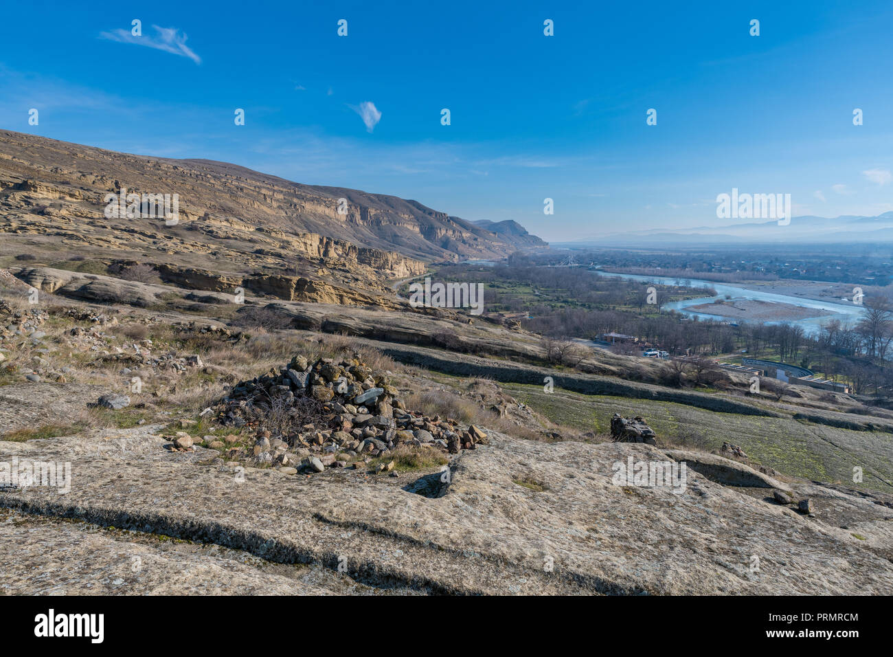 Uplistsikhe, einer alten Felsen gehauene Stadt im östlichen Georgien. Auf einem hohen Felsen errichtet linken Ufer des Mtkvari River, die Strukturen aus dem frühen 20. Stockfoto