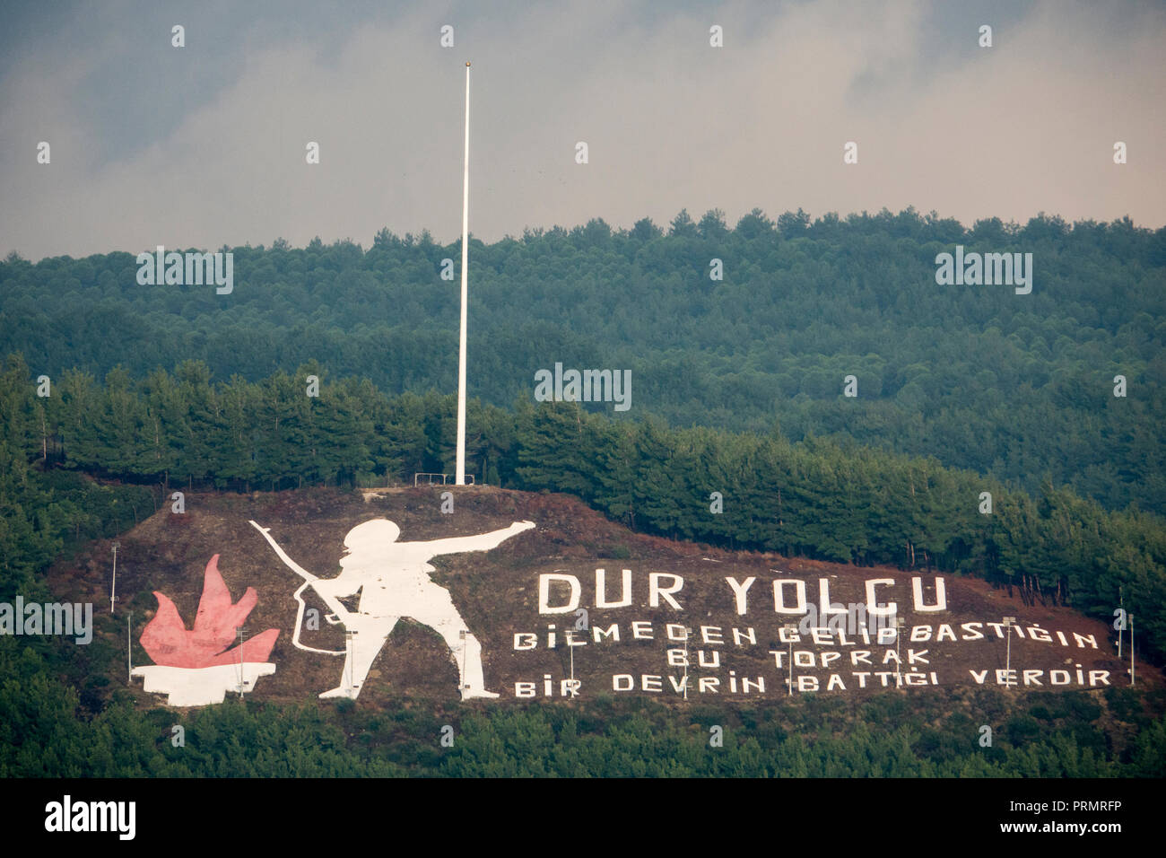 Dur Yolcu Mahnmal im Kiefernwald auf der Halbinsel Gallipoli in der Türkei Stockfoto