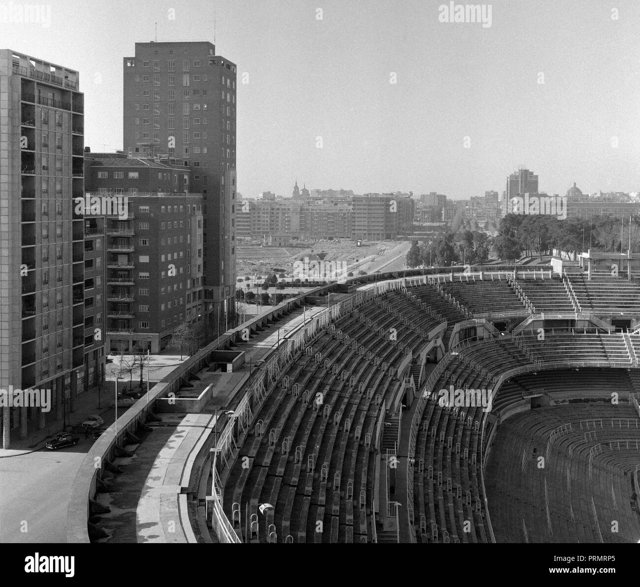 Calle Concha Espina Edificios Junto Al Estadio De Futbol Del Real Madrid General Peron Al Fondo Fotografia En Blanco Y Negro Anos 60 Lage An Der Aussenseite Spanien Stockfotografie Alamy