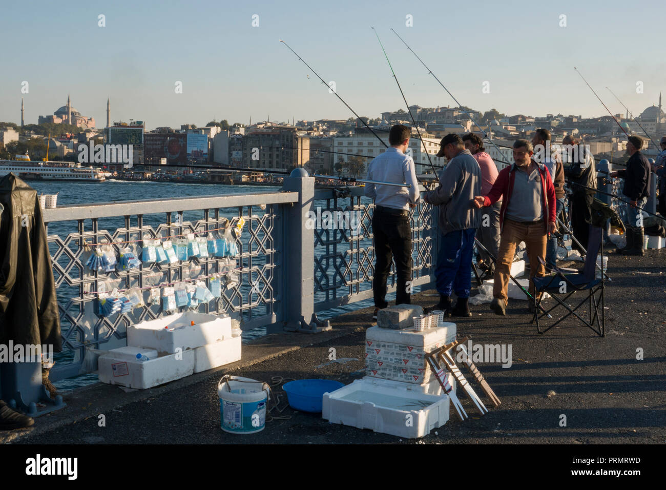 Freizeitfischer Angeln von der Galata Brücke über den Bosporus in Istanbul, Türkei Stockfoto