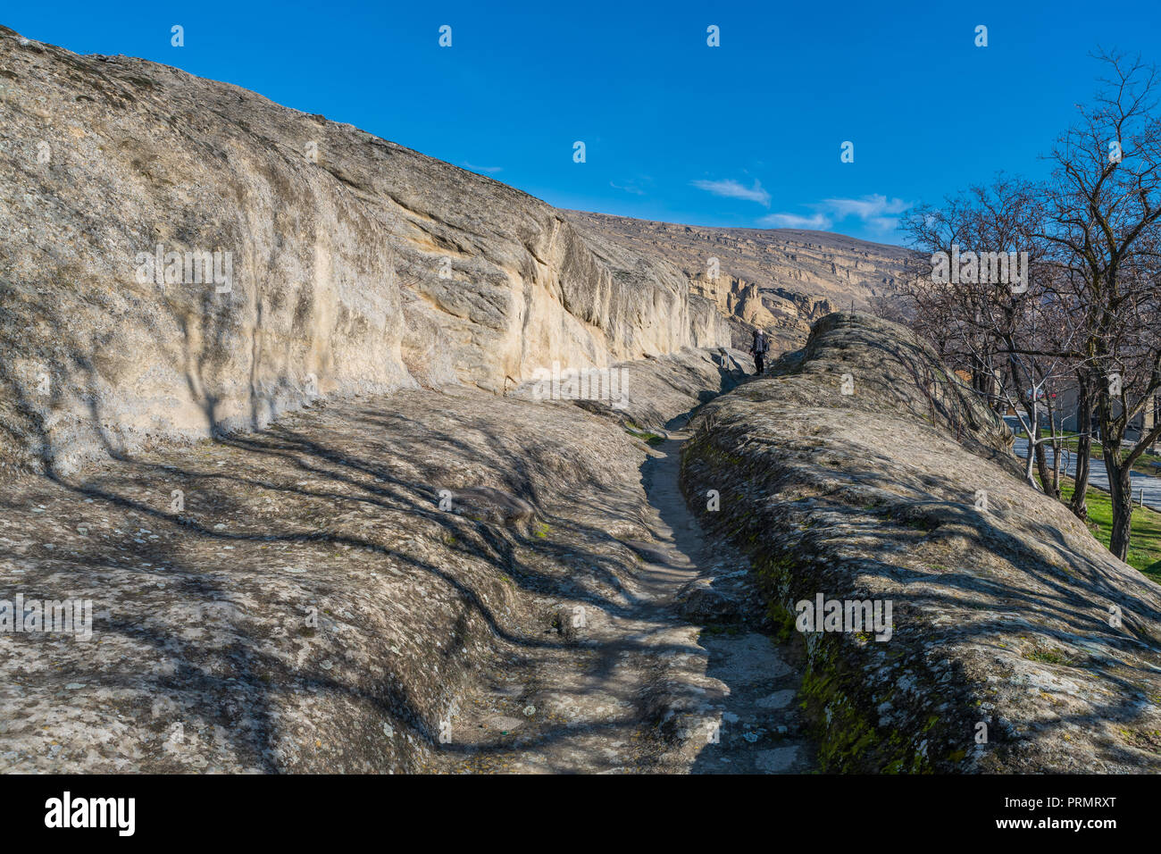 Uplistsikhe, einer alten Felsen gehauene Stadt im östlichen Georgien. Auf einem hohen Felsen errichtet linken Ufer des Mtkvari River, die Strukturen aus dem frühen 20. Stockfoto