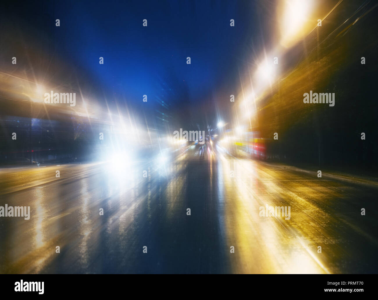 Hoher Geschwindigkeit in der Nacht Straße Stockfoto