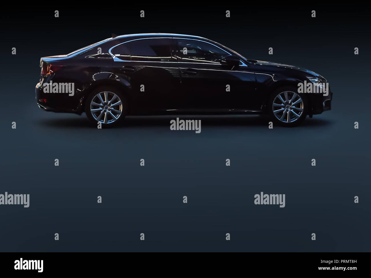Schwarz luxus Auto auf der Seite auf einem grauen Hintergrund Stockfoto