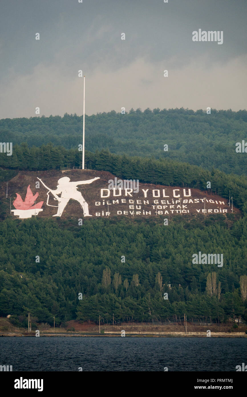 Dur Yolcu Mahnmal im Kiefernwald auf der Halbinsel Gallipoli in der Türkei Stockfoto