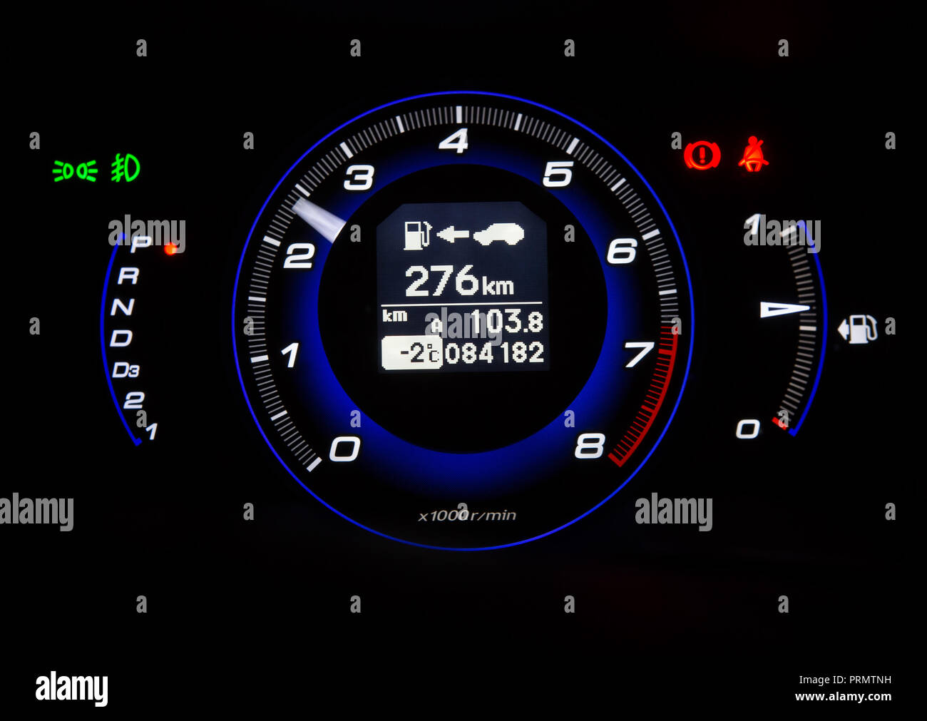 Moderne Automobile Drehzahlmesser auf schwarzem Hintergrund Stockfoto