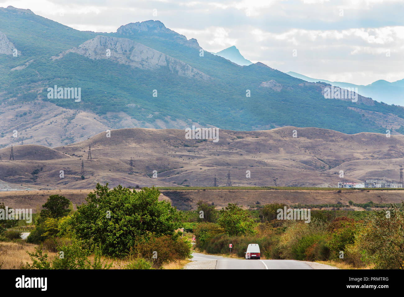 Auto bewegt sich entlang der Autobahn in einer schönen bergigen Umgebung Stockfoto
