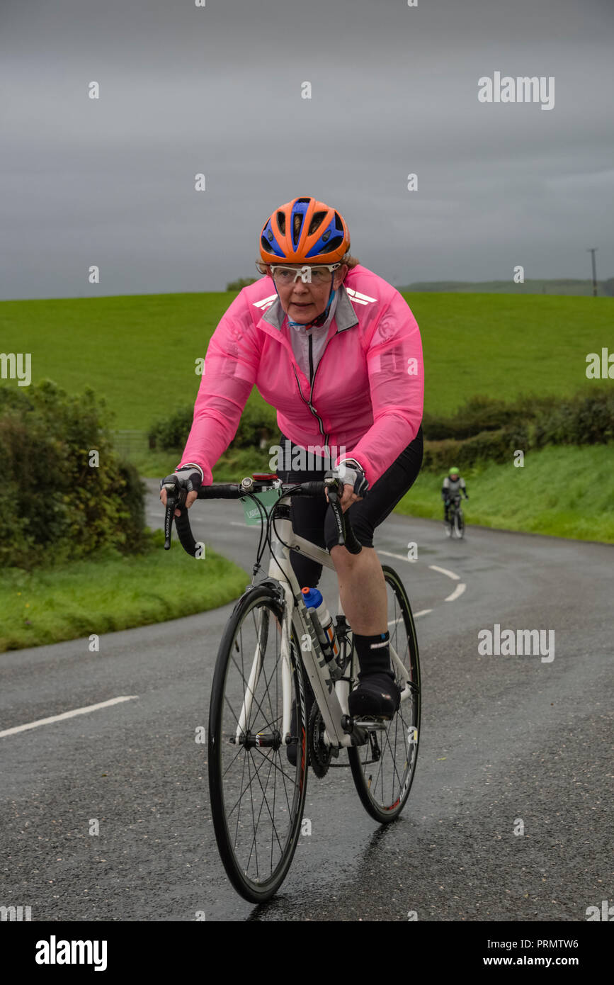 Frauen, die sich an die Damen der See Radfahren sportlich in Cumbria, Großbritannien. Stockfoto