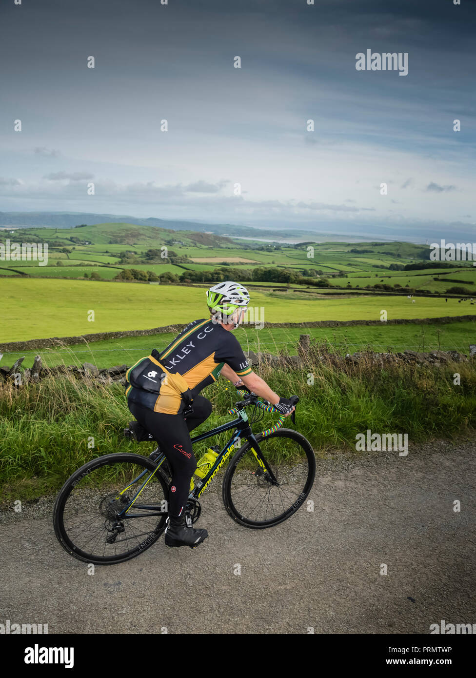 Frauen, die sich an die Damen der See Radfahren sportlich in Cumbria, Großbritannien. Stockfoto