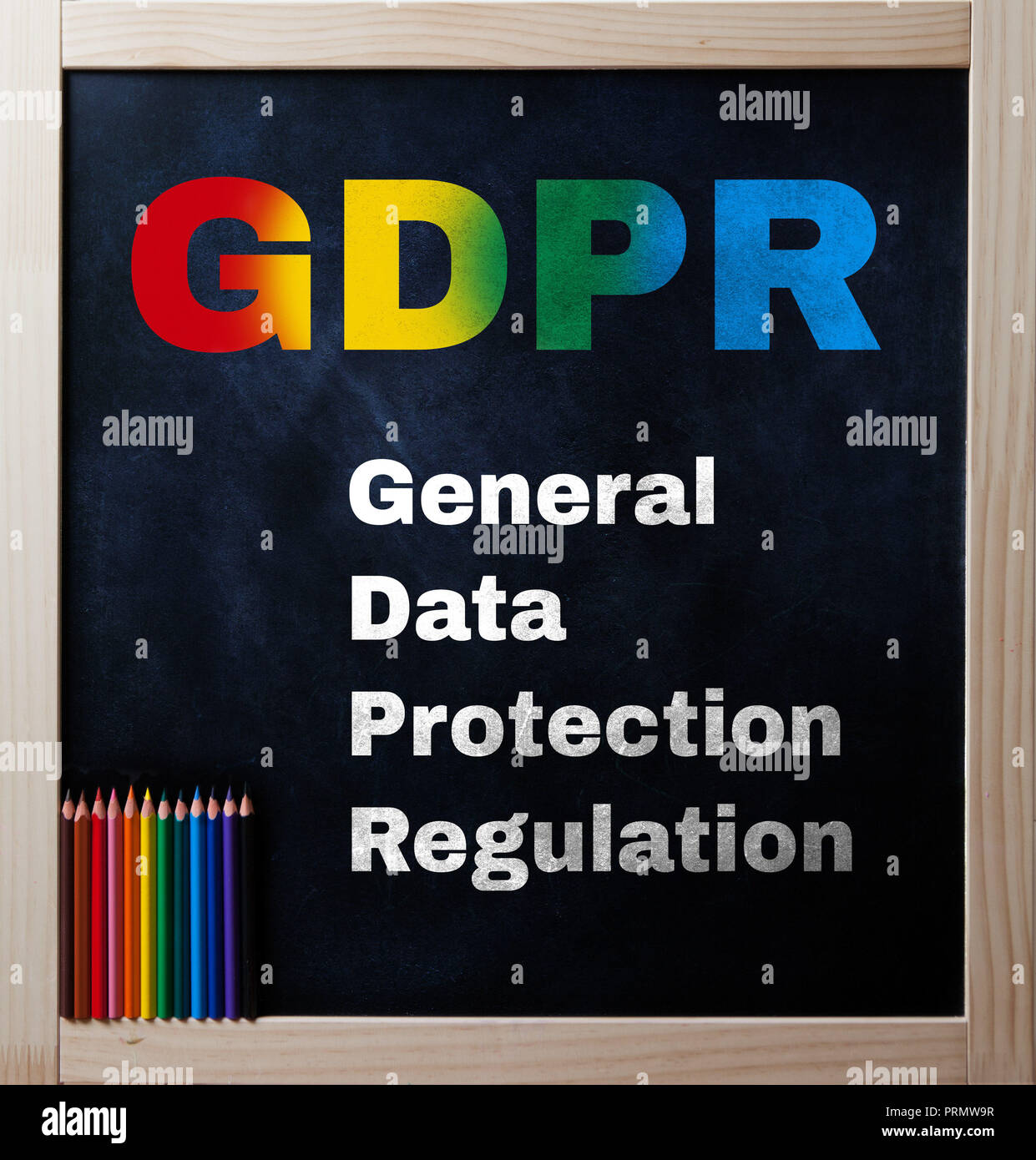 Allgemeine Datenschutzverordnung in Regenbogenfarben Text auf der Tafel Stockfoto
