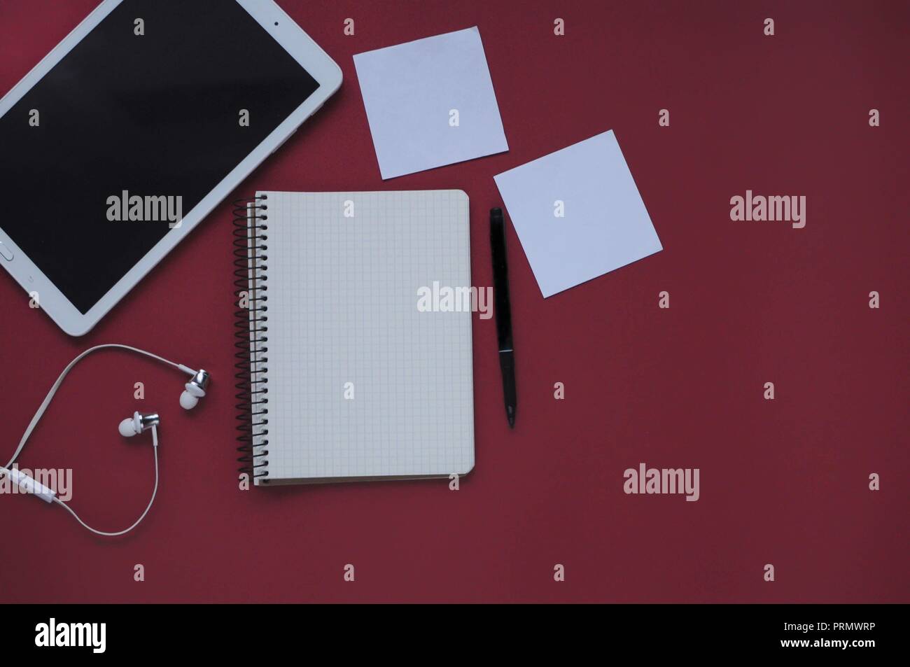 Studie Material. Bildung Hintergrund. Schreibwaren. Aspekte der Bildung. Tablet, Papiere, Marker, Kopfhörer und Notebook auf dem Tisch. Stockfoto