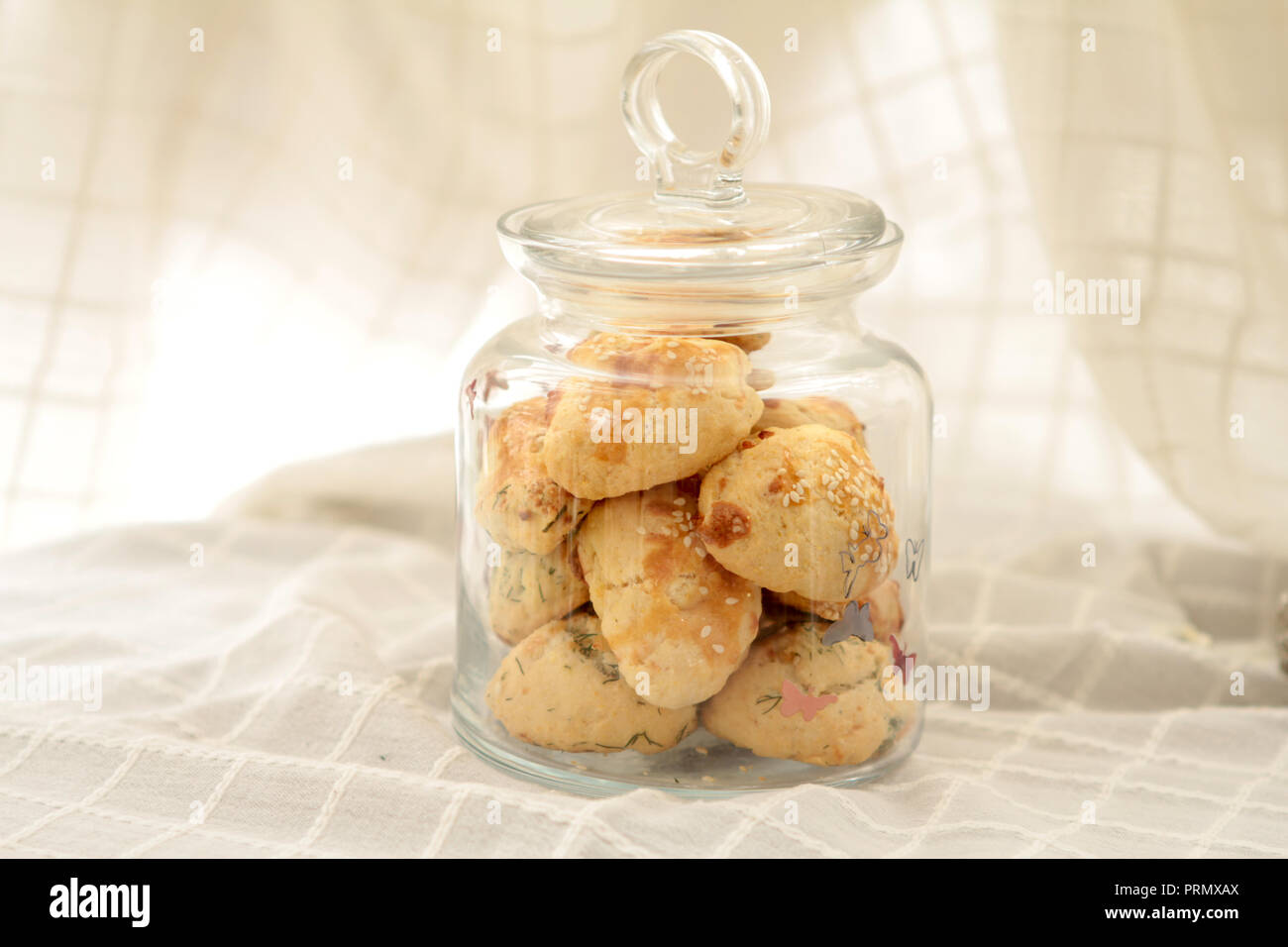 Leckere hausgemachte Cookies in jar auf Stoff Oberfläche in der Nähe von Low Angle View Stockfoto