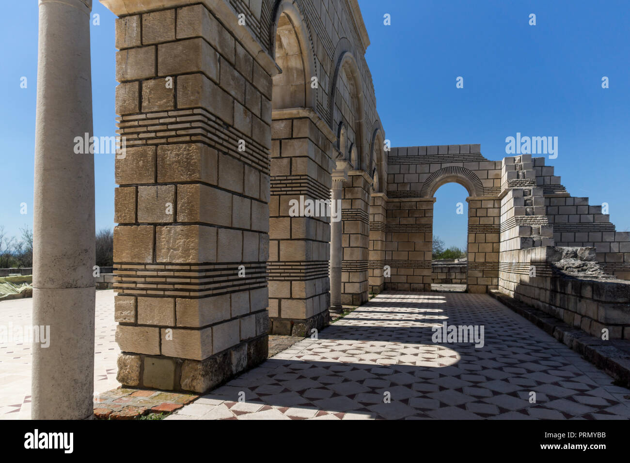Ruinen der großen Basilika in der Nähe der Hauptstadt des Ersten Bulgarischen Reiches Pliska, Bulgarien Stockfoto