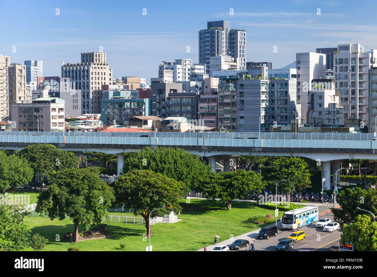 Taipei, Taiwan - 4. September 2018: Stadtbild der modernen Stadt Taipei, Luftaufnahme im sonnigen Tag Stockfoto