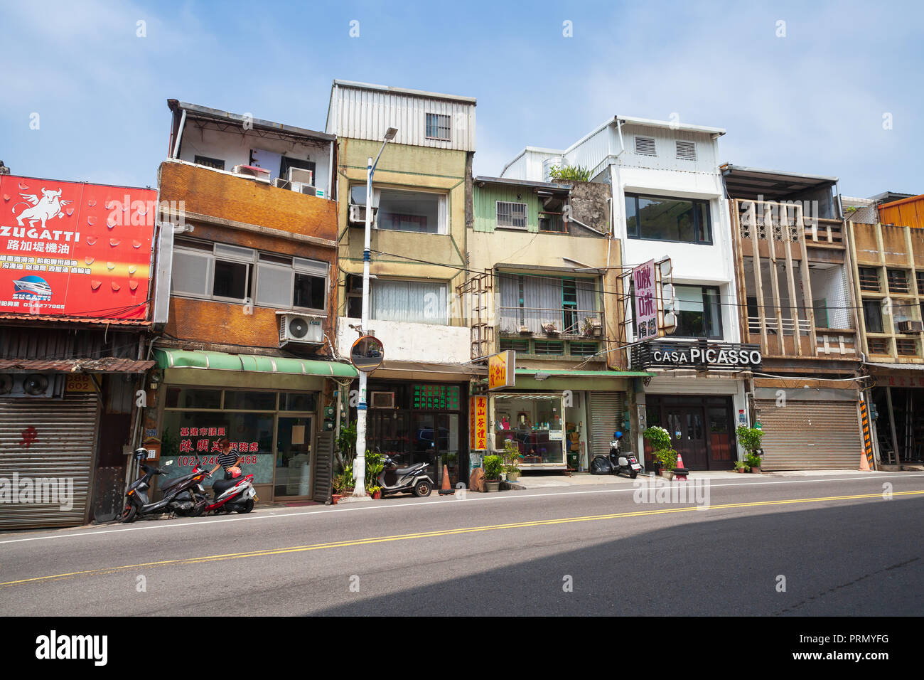 Keelung, Taiwan - September 5, 2018: Street View von Keelung city, gewöhnlichen Leben Häuserfassaden entlang der Straße Stockfoto