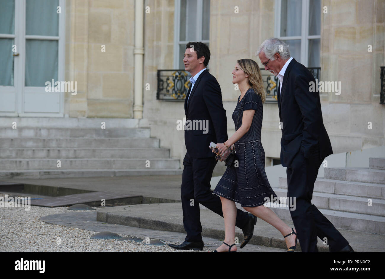 Juli 16, 2018 - Paris Frankreich: Französische Regierung Sprecher Benjamin Griveaux (L) und seiner Frau Julia Minkowski (C) der Elysee Palast verlassen nach der Rezeption der französischen Mannschaft Fußball ist, daß die Weltmeisterschaft gewonnen. *** Frankreich/KEINE VERKÄUFE IN DEN FRANZÖSISCHEN MEDIEN *** Stockfoto