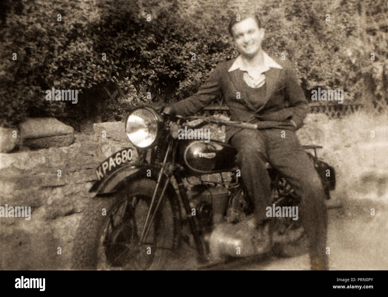 Mann sitzt auf seinem ca. 1938 Triumph 500 ein Motorrad, das Tragen von offenen Neck Shirt, Ende 1930er Jahre Stockfoto