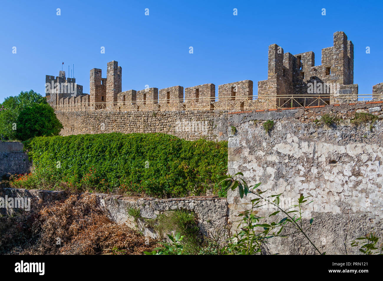 Schloss von Tomar. Die Templer Festung umgibt und schützt das Kloster von Christus oder Convento de Cristo. Tomar, Portugal Stockfoto