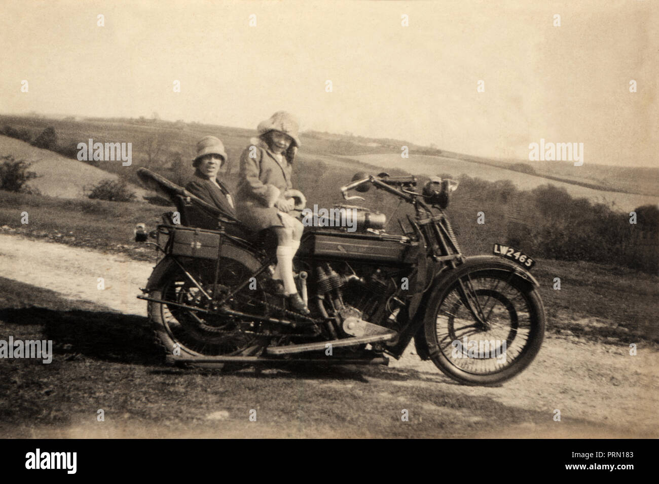 Junge Mädchen & Frau auf einem 1921/22 Royal Enfield Motorrad & Seitenwagen Kombination 1920s Stockfoto