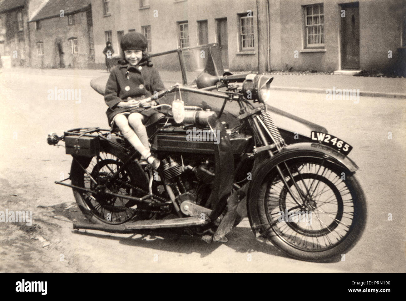 Junges Mädchen saß auf einem 1921/22 Royal Enfield 1000ccm Motorrad & Seitenwagen Kombination 1920s Stockfoto