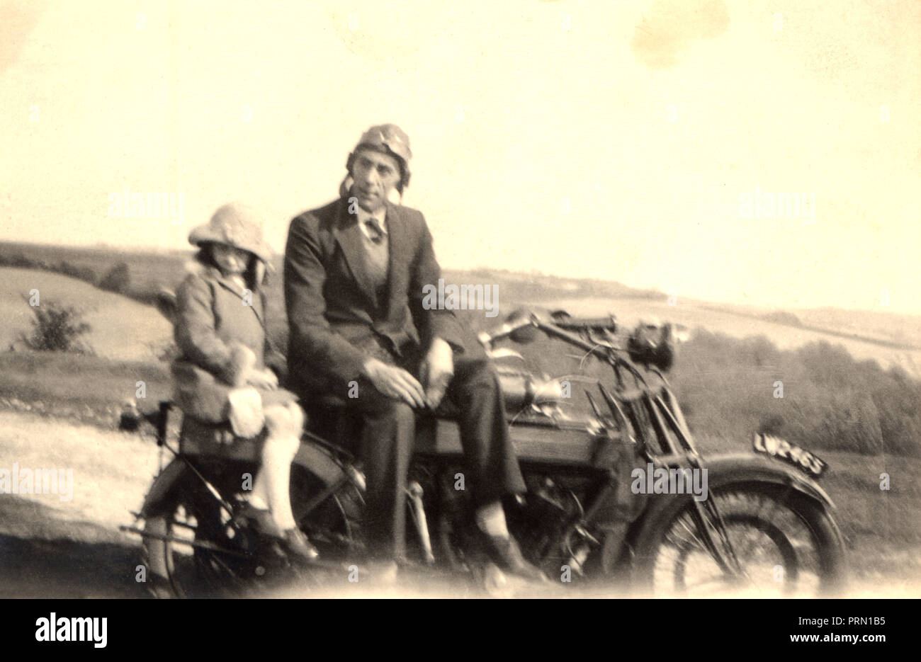 Mann und junges Mädchen saß auf einem 1921/22 Royal Enfield 1000ccm Motorrad & Seitenwagen Kombination 1920s Stockfoto