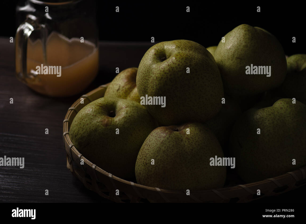 Essen düstere Stimmung Birne Stockfoto