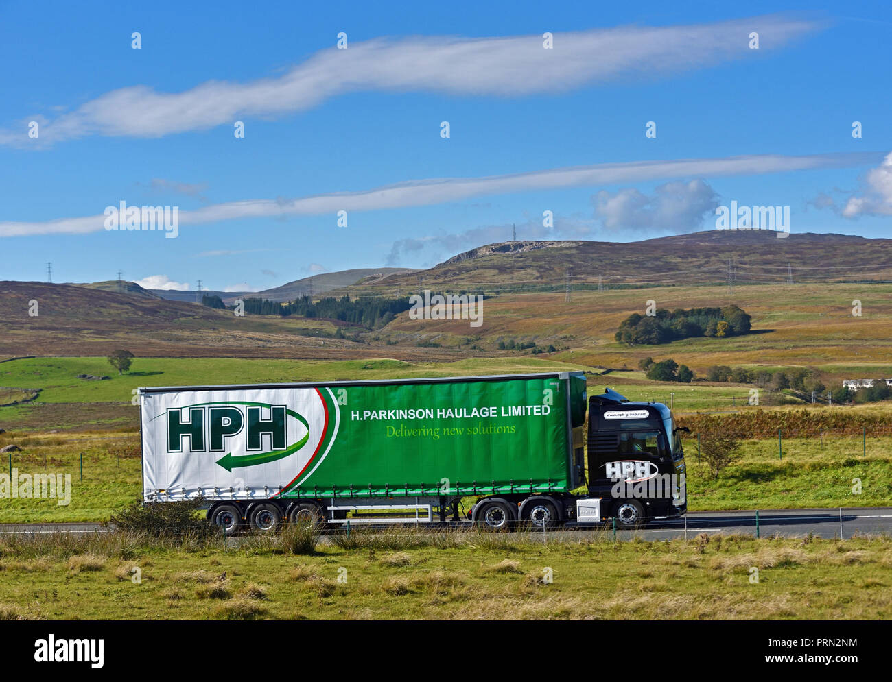 H. Parkinson Güterkraftverkehr LKW beschränkt. Damit neue Lösungen. M6 Northbound Fahrbahn, Shap, Cumbria, England, Vereinigtes Königreich, Europa. Stockfoto