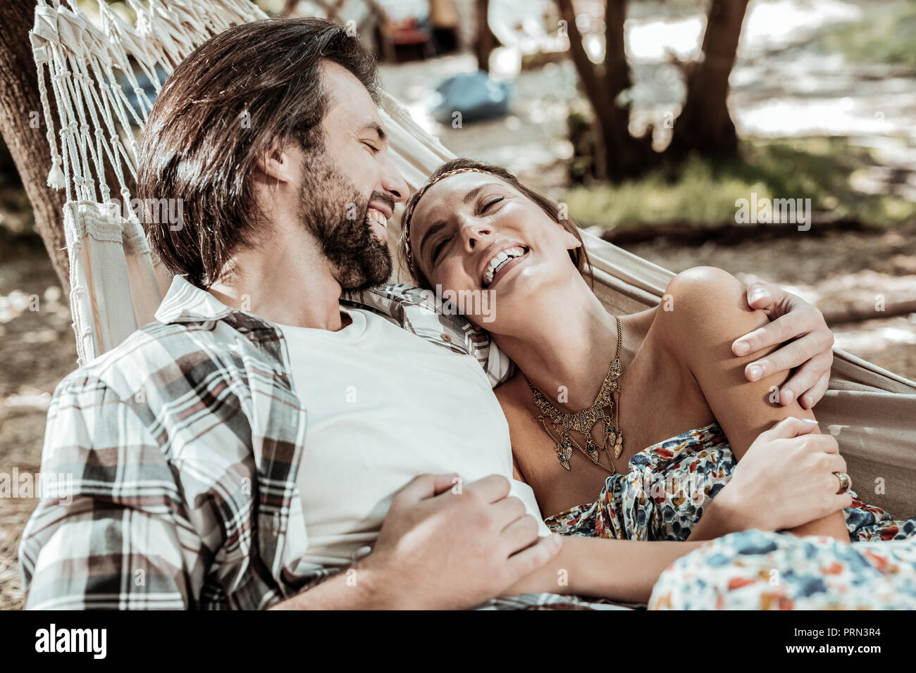 Liebevolle junge Paare an lustiger Witz lachen Stockfoto