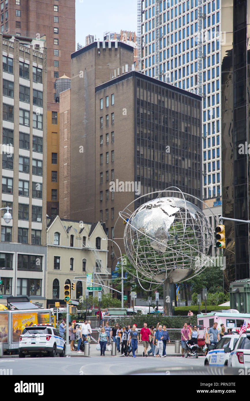 Diese Kugel von Künstler Kim Brandell zeigt Kontinenten der Erde Columbus Circle in der südwestlichen Ecke des Central Park. Diese Kugel von Künstler Kim Brandell Kontinenten der Erde auf Stahl Ringe, Längen- und Breitengrad Linien stellen ausgesetzt. Es steht in einem Plaza an der Basis der Trump International Hotel & Tower in der Nähe des Central Park. Stockfoto