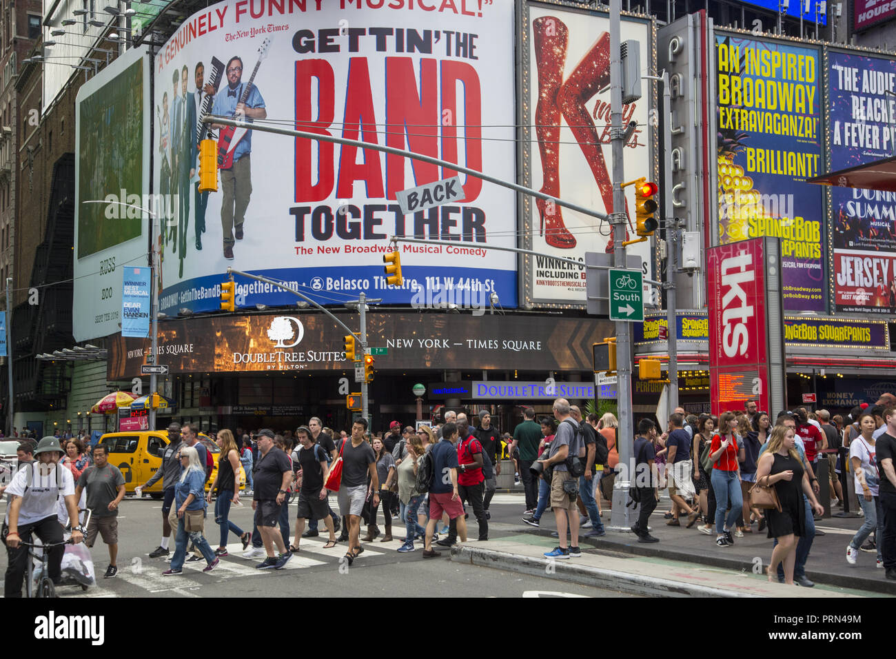 Die Massen und Verkehr sind Konstante in Times Square an der 7. Avenue in der 47th Street in Manhattan, New York City. Stockfoto