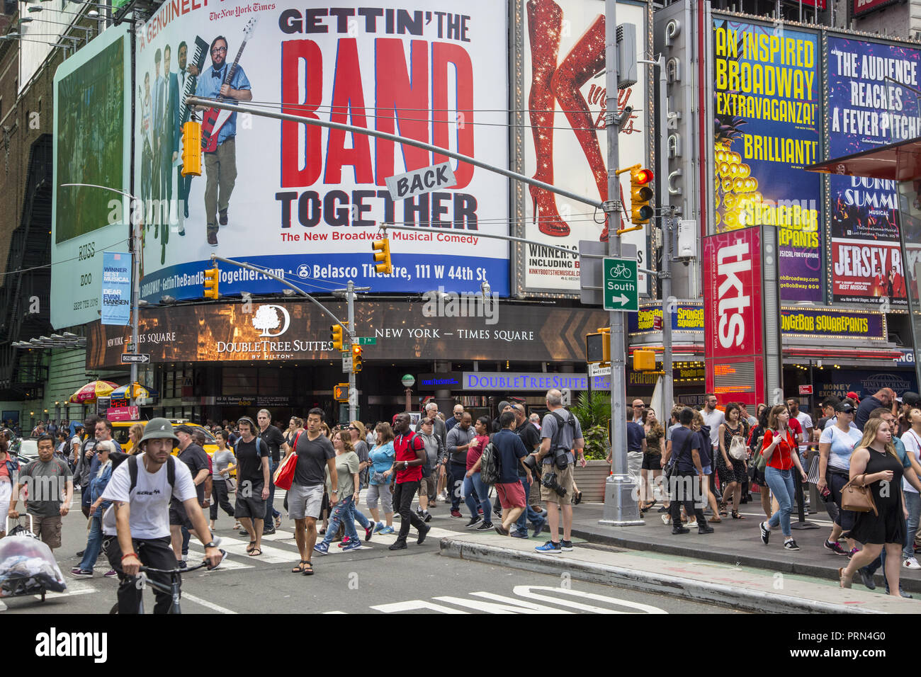 Die Massen und Verkehr sind Konstante in Times Square an der 7. Avenue in der 47th Street in Manhattan, New York City. Stockfoto