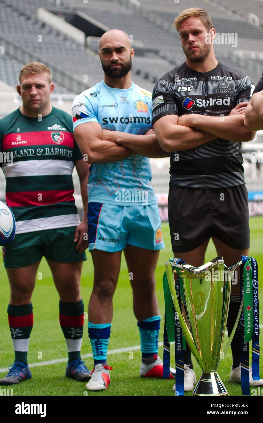 Newcastle upon Tyne, England, 3. Oktober 2018. Gallagher Premiership Spieler Tom Youngs, Olly Woodburn und Welch, mit der Trophäe bei der Einführung der 2018/2019 Heineken Champions Cup im St James Park, Newcastle. Credit: Colin Edwards/Alamy Leben Nachrichten. Stockfoto