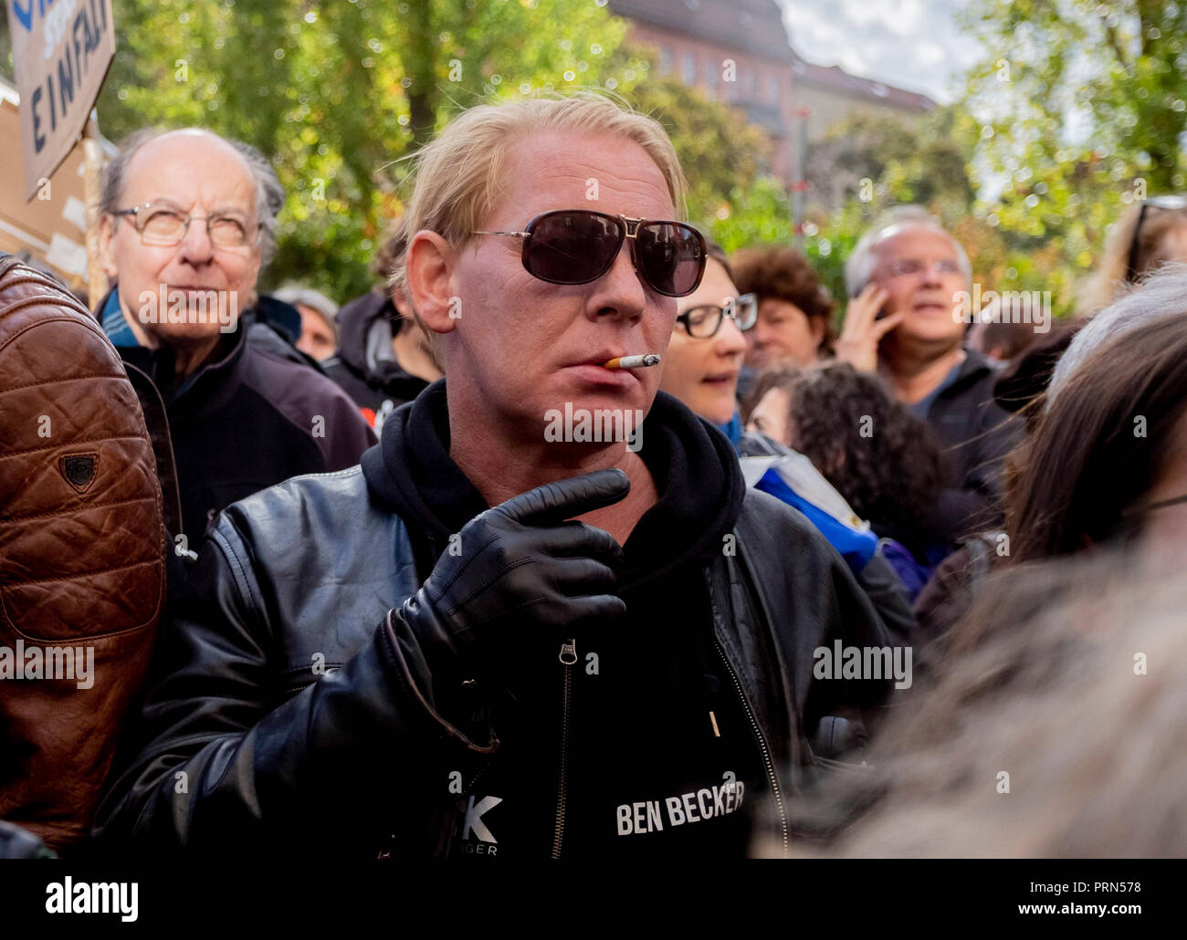 03 Oktober 2018, Berlin: Der Schauspieler Ben Becker Teil mit einer Zigarette im Mund in der Rally' Protest gegen die nationalsozialistische März durch unsere Nachbarschaft" der Berliner Bündnis für ein weltoffenes und tolerantes Berlin erfolgt. Foto: Christoph Soeder/dpa Stockfoto