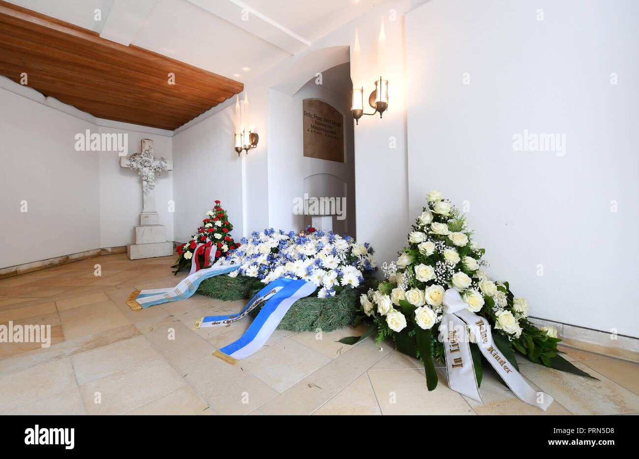 Rott am Inn, Bayern. Okt, 2018 03. Nach dem Gedenken an den 30. Jahrestag der Tod des ehemaligen CSU-Chef Franz Josef Strauß, Kränze liegen in der Familie Krypta auf dem Friedhof. Quelle: Tobias Hase/dpa/Alamy leben Nachrichten Stockfoto