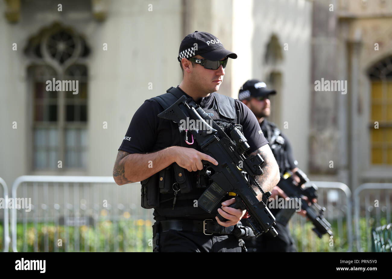 Brighton UK 3. Oktober 2018 - bewaffnete Polizei vor der Ankunft des Herzogs und der Herzogin von Sussex Besuch des Royal Pavilion in Brighton, heute als Teil von Ihrem ersten Besuch in der Grafschaft wo Sie Chichester und Bognor wurden, sowie Brighton: Simon Dack/Alamy leben Nachrichten Stockfoto