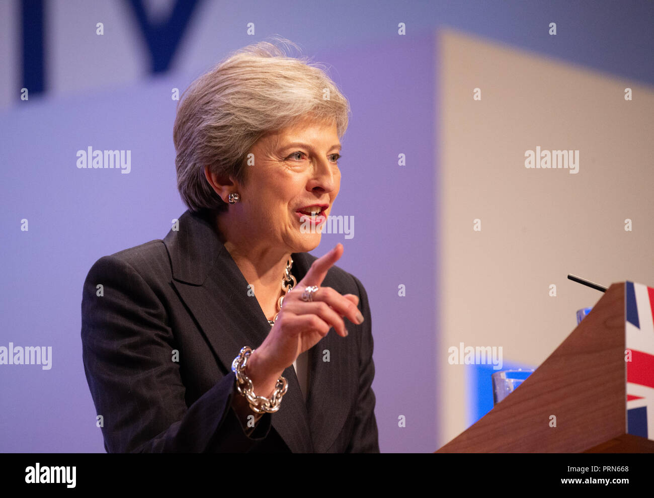 Birmingham, Großbritannien. 3. Okt 2018. Theresa May liefert Ihre Rede Leaders' auf dem Parteitag der Konservativen Partei in Birmingham. Credit: Mark Thomas/Alamy leben Nachrichten Stockfoto