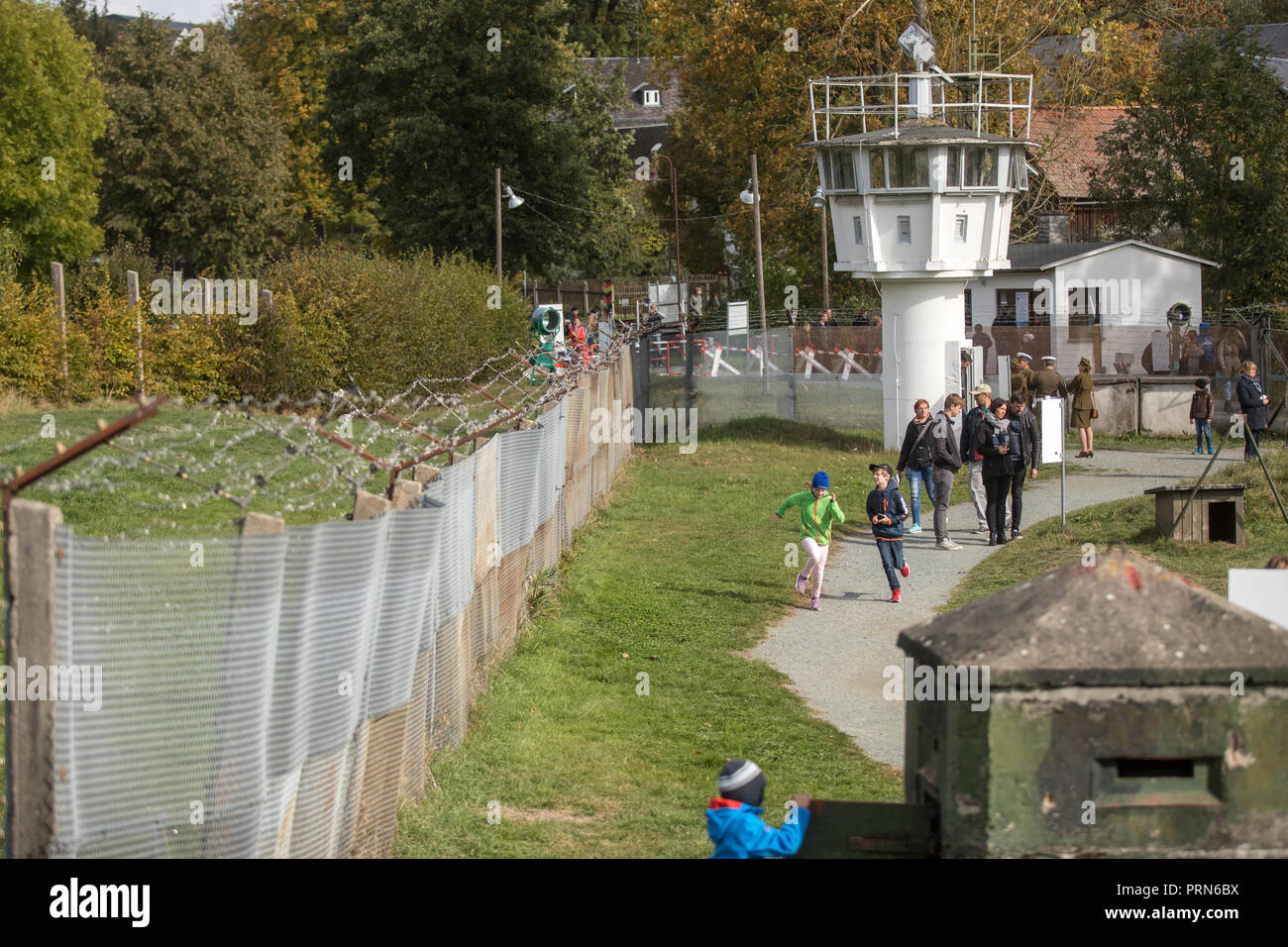 Moedlareuth, Thüringen. Okt, 2018 03. Am Tag der Deutschen Einheit, Familien besuchen Sie das deutsch-deutsche Museum im Dorf Mödlareuth, früher durch die innerdeutsche Grenze geteilt. Später, die CSU und die CDU-Verbände aus Thüringen und Sachsen wird die Deutschland Festival feiern. Credit: Arifoto ug/Michael Reichel/dpa-Zentralbild/dpa/Alamy leben Nachrichten Stockfoto