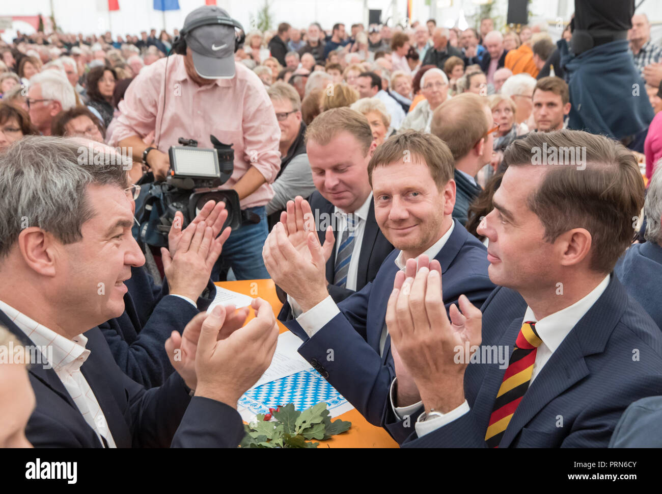 Moedlareuth, Thüringen. Okt, 2018 03. Die ministerpräsidenten von Bayern und Sachsen, Markus Söder (l, CSU) und Michael Kretschmer (CDU), sowie die regionalen Vorsitzenden der CDU Thüringen, Mike Mohring (r), Sitzen in einem Festzelt am Tag der Deutschen Einheit. Die CSU und die CDU-Verbände aus Thüringen und Sachsen feiern die Deutschen Festival im Dorf Mödlareuth, früher durch die innerdeutsche Grenze geteilt. Credit: Arifoto ug/Michael Reichel/dpa-Zentralbild/dpa/Alamy leben Nachrichten Stockfoto