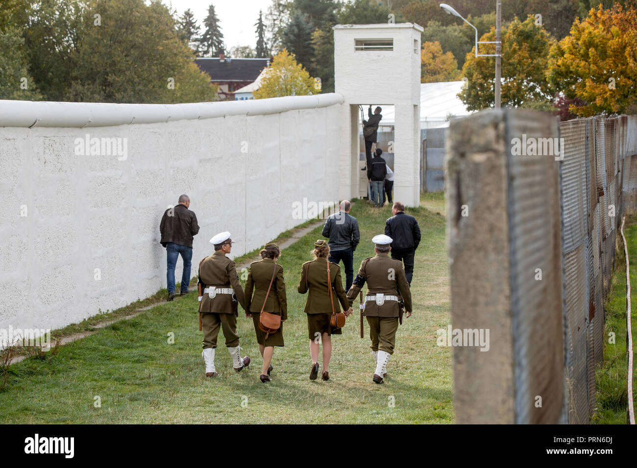 Moedlareuth, Thüringen. Okt, 2018 03. Menschen in Uniformen der amerikanischen Militärpolizei um 1950 besuchen Sie das deutsch-deutsche Museum im Dorf Mödlareuth, früher von der deutsch-deutschen Grenze, am Tag der Deutschen Einheit. Später, die CSU und die CDU-Verbände aus Thüringen und Sachsen wird die Deutschland Festival feiern. Credit: Arifoto ug/Michael Reichel/dpa-Zentralbild/dpa/Alamy leben Nachrichten Stockfoto