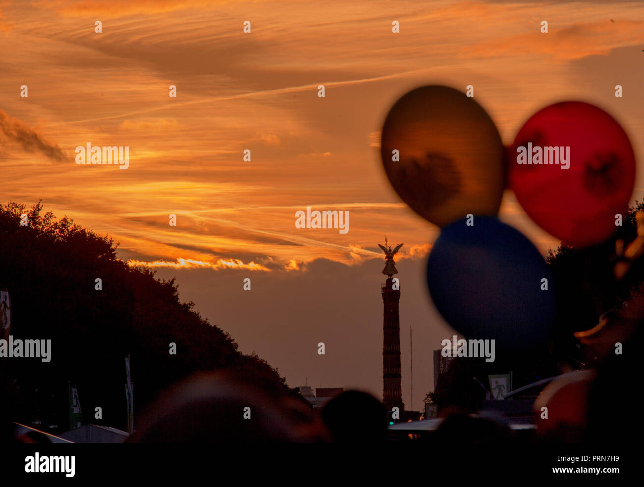 03 Oktober 2018, Berlin: Die Sonne geht hinter der Siegessäule. Auf der Straße des 17. Juni das Bürgerfest gefeiert wird am Tag der Deutschen Einheit. Das Motto der dreitägigen Festival ist "Nur Mit Dir". Foto: Jens Büttner/dpa-Zentralbild/dpa Stockfoto